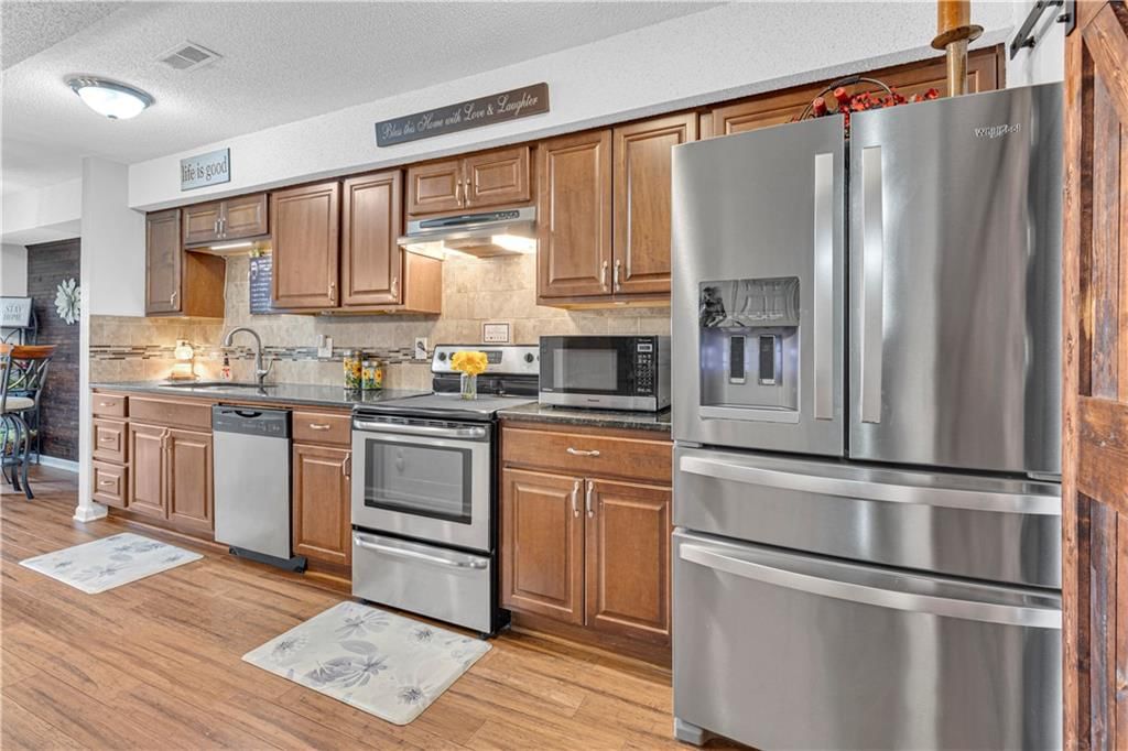 Photo 13 of 30 - 1426 E Mart Way Circle