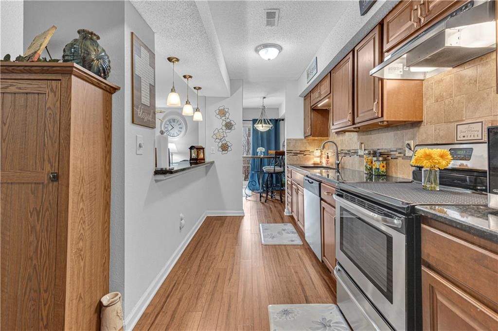 Photo 15 of 30 - 1426 E Mart Way Circle