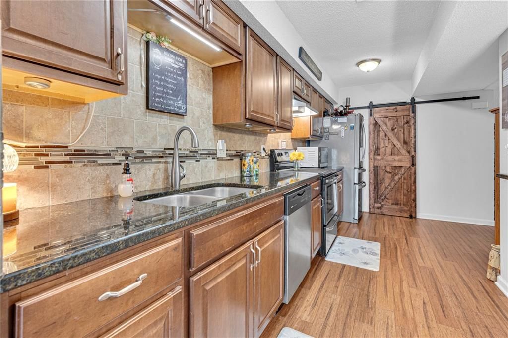Photo 16 of 30 - 1426 E Mart Way Circle