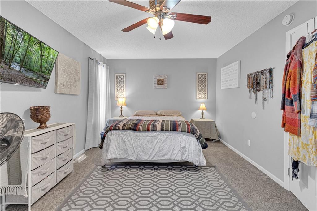 Photo 18 of 30 - 1426 E Mart Way Circle