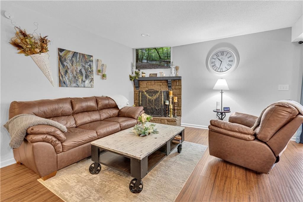 Photo 6 of 30 - 1426 E Mart Way Circle