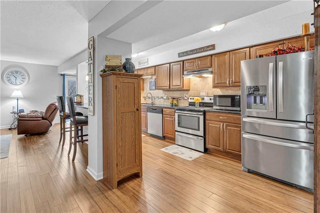 Photo 10 of 30 - 1426 E Mart Way Circle