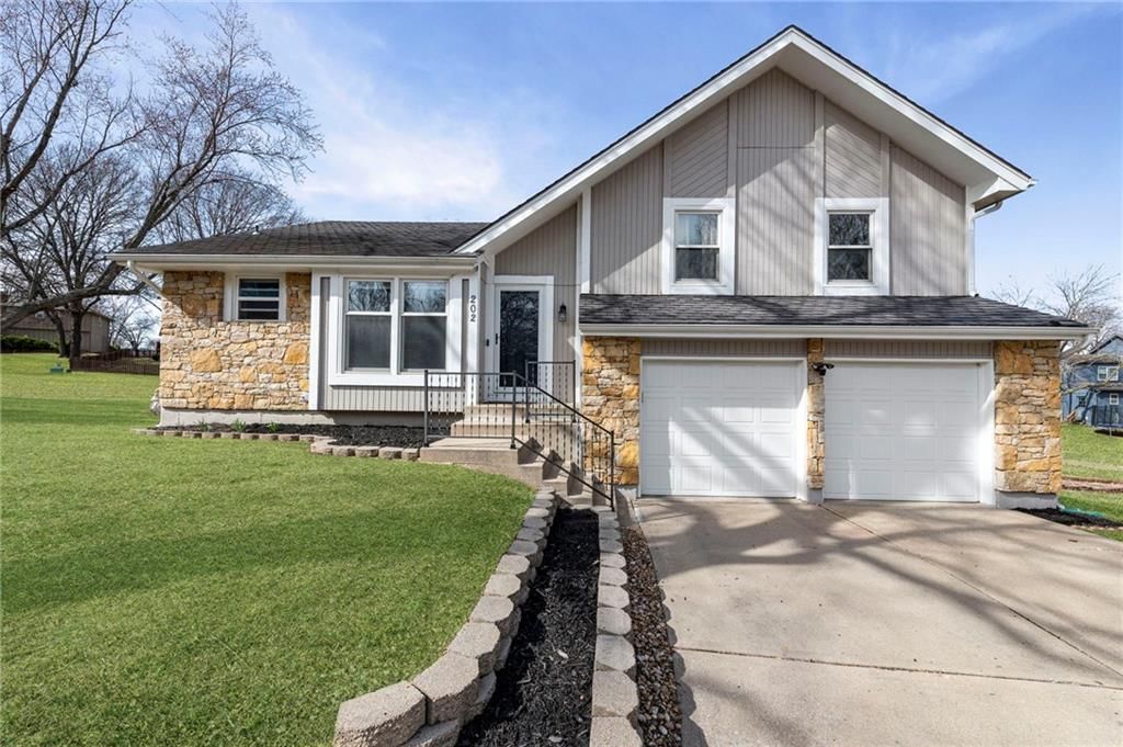 202 NW Redwood Court, Lee's Summit, MO
