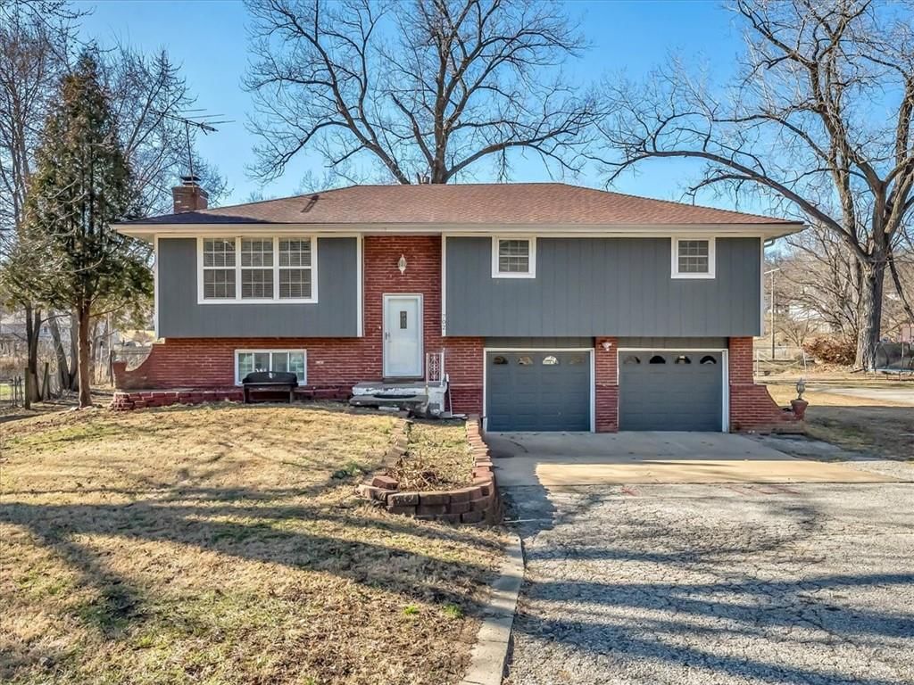 702 Lakewood Road, Bonner Springs, KS