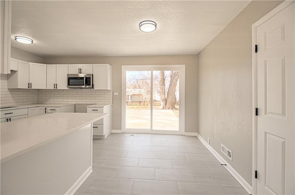 10918 Ewing Avenue — photo 12