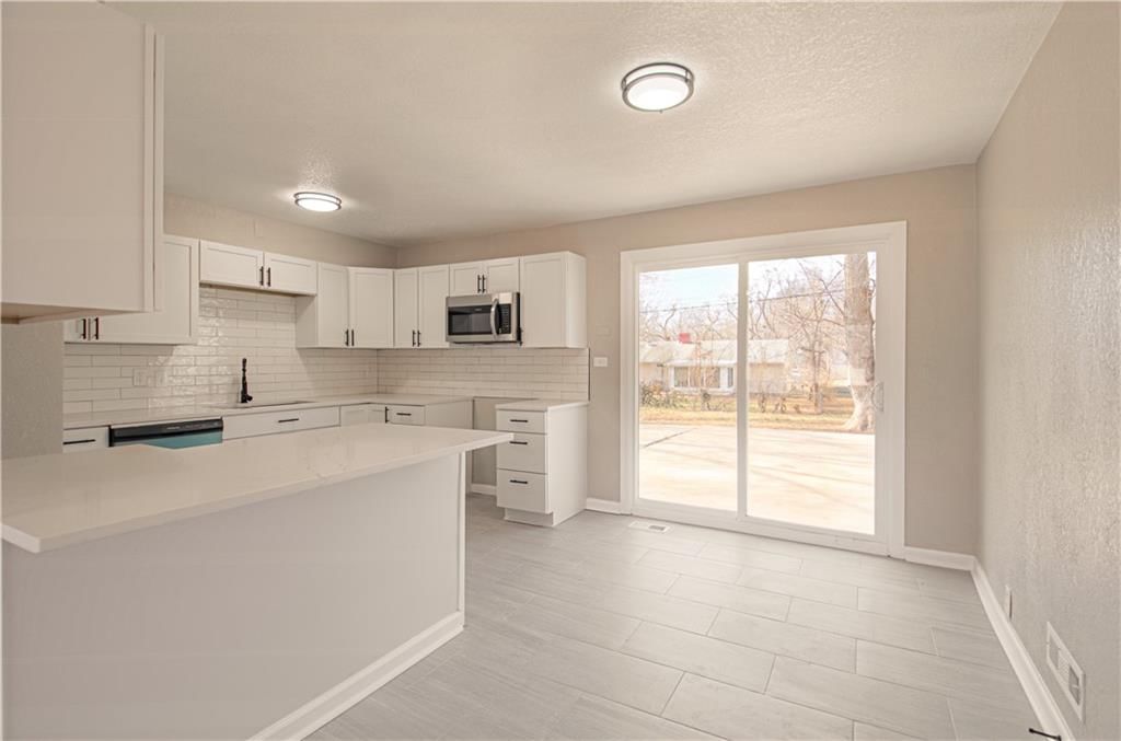 10918 Ewing Avenue — photo 13
