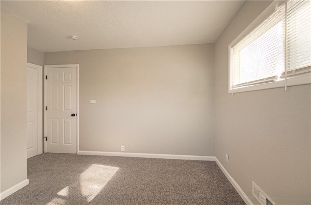 10918 Ewing Avenue — photo 18
