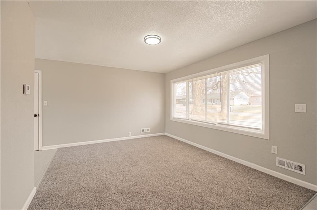10918 Ewing Avenue — photo 9