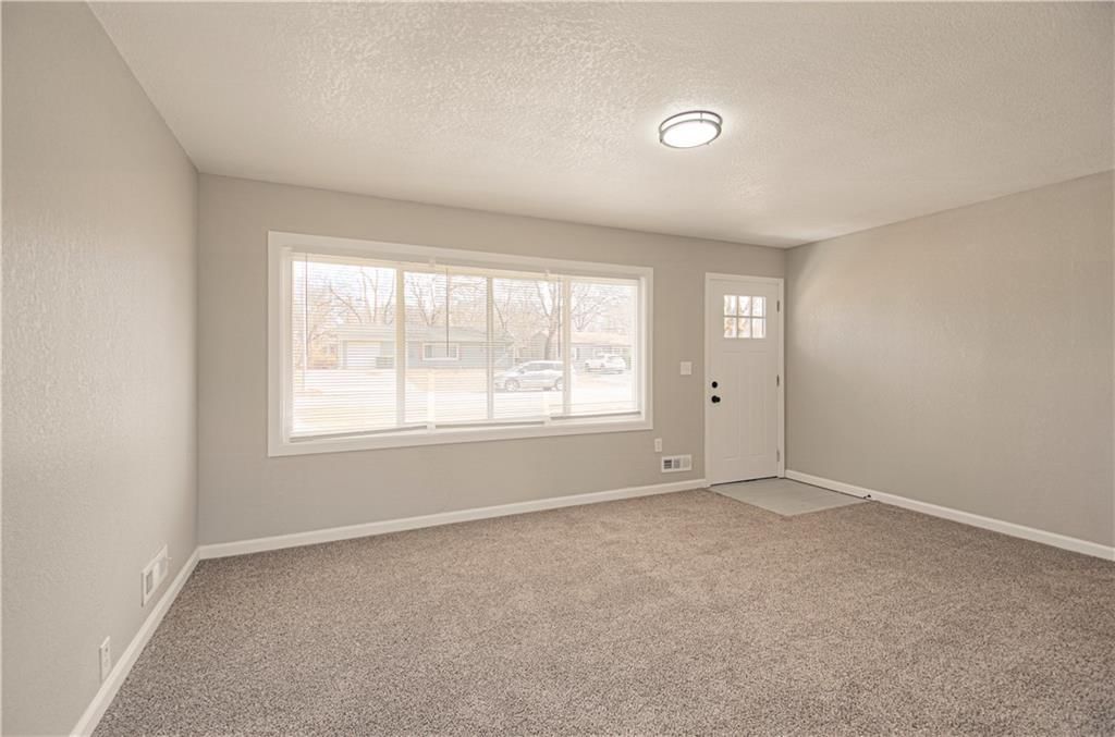 10918 Ewing Avenue — photo 10