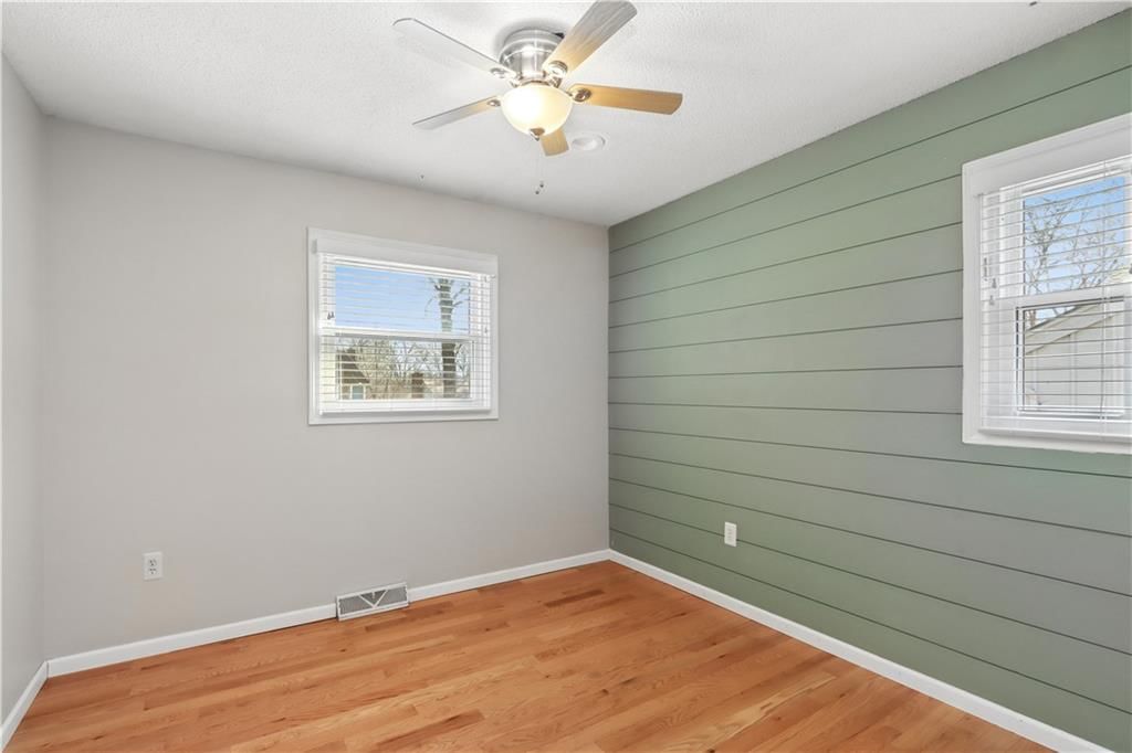 Photo 12 of 22 - 313 S Meadowbrook Lane