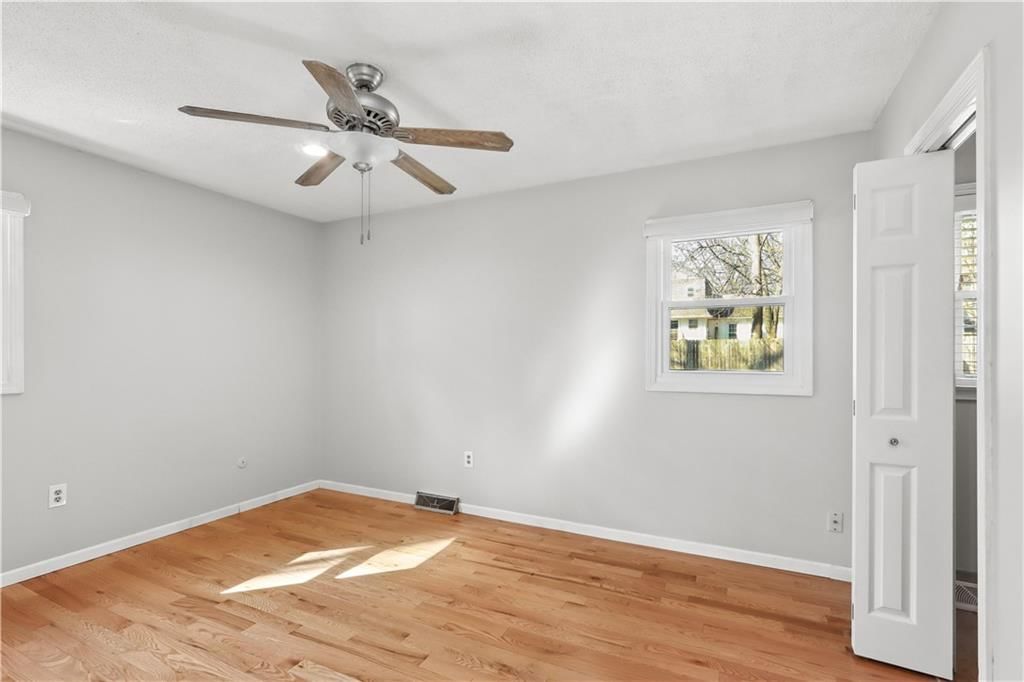 Photo 13 of 22 - 313 S Meadowbrook Lane