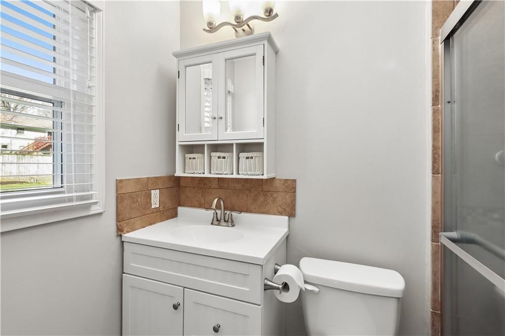 Photo 14 of 22 - 313 S Meadowbrook Lane