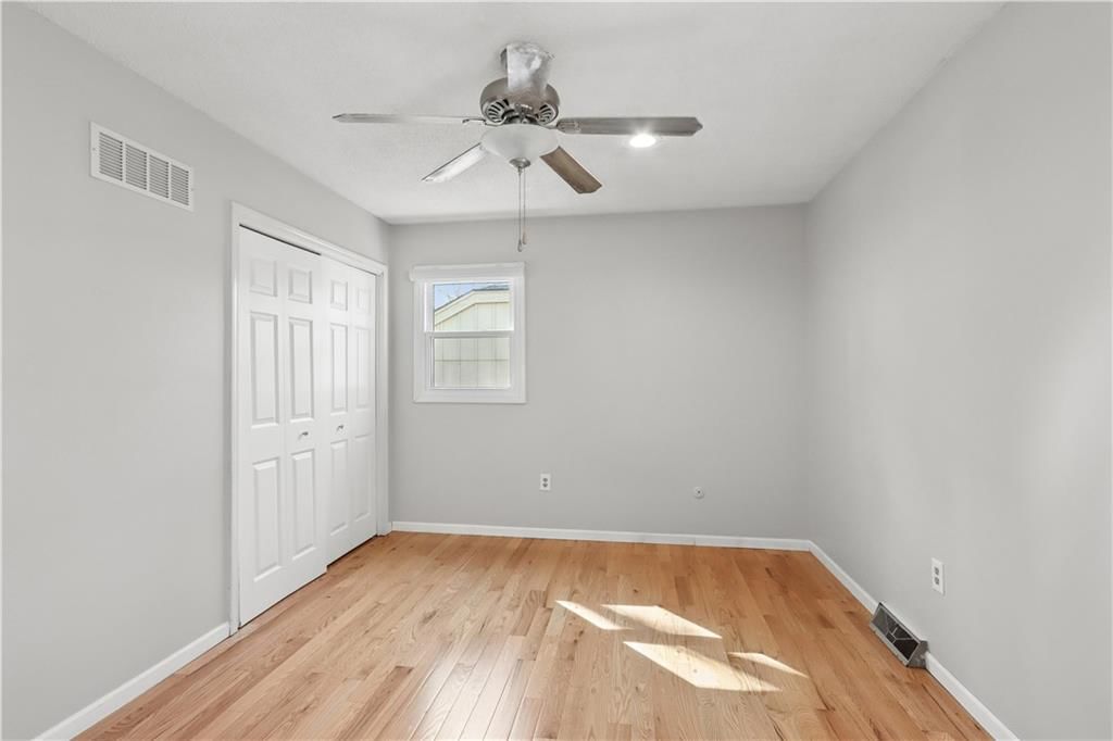 Photo 15 of 22 - 313 S Meadowbrook Lane