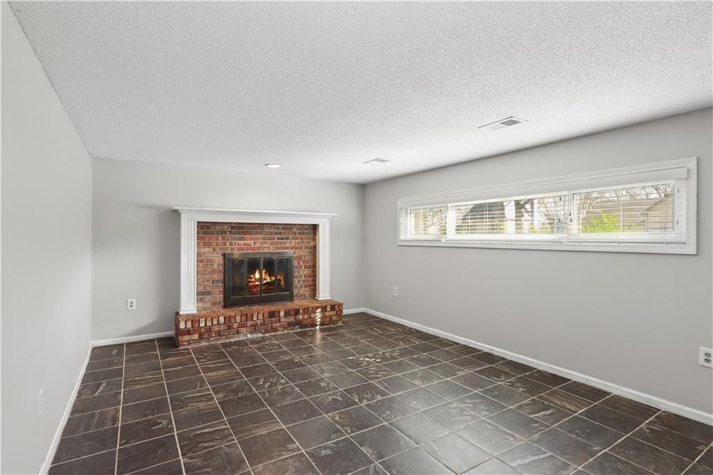 Photo 16 of 22 - 313 S Meadowbrook Lane