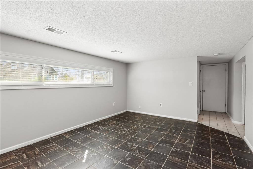 Photo 17 of 22 - 313 S Meadowbrook Lane