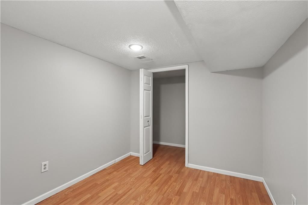 Photo 18 of 22 - 313 S Meadowbrook Lane