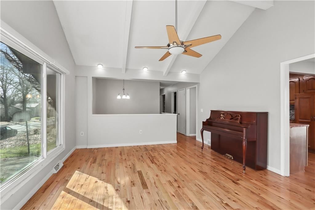 Photo 5 of 22 - 313 S Meadowbrook Lane