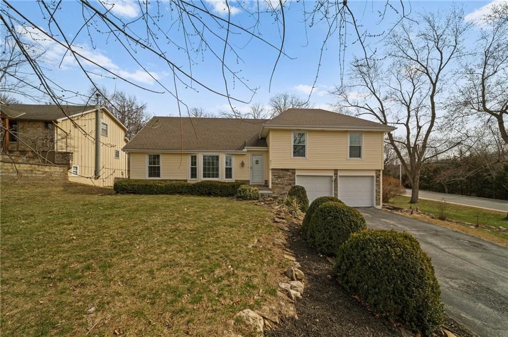 8211 Caenen Lake Road, Lenexa, KS