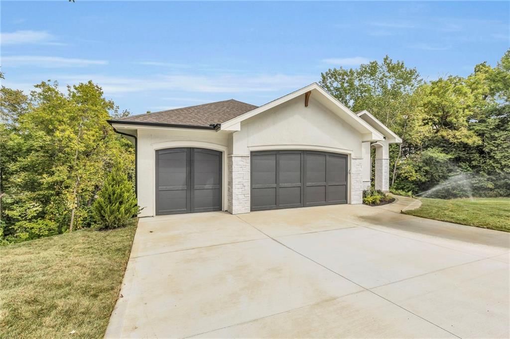 10410 River Hills Drive, Parkville, MO