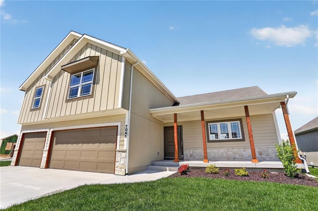 7045 NW Yulich Court, Parkville, MO