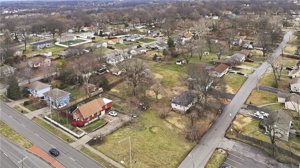 8701 N Oak Trafficway — photo 4