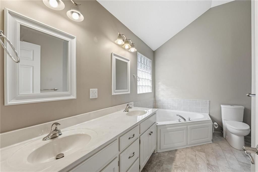 Photo 24 of 51 - 4131 SW Homestead Drive, Lee's Summit, MO 64082