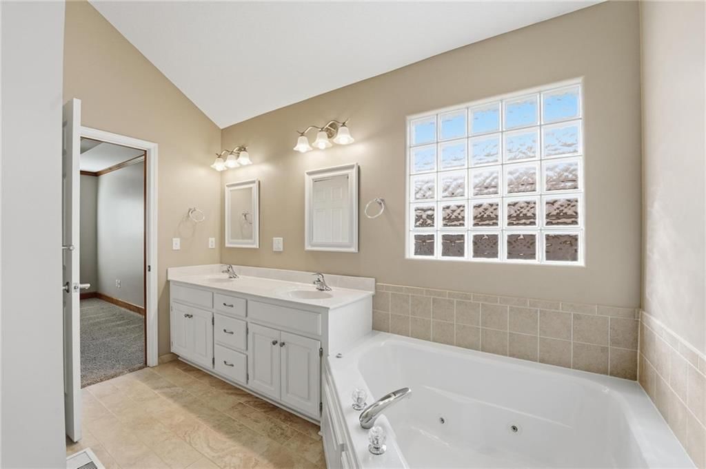 Photo 26 of 51 - 4131 SW Homestead Drive, Lee's Summit, MO 64082