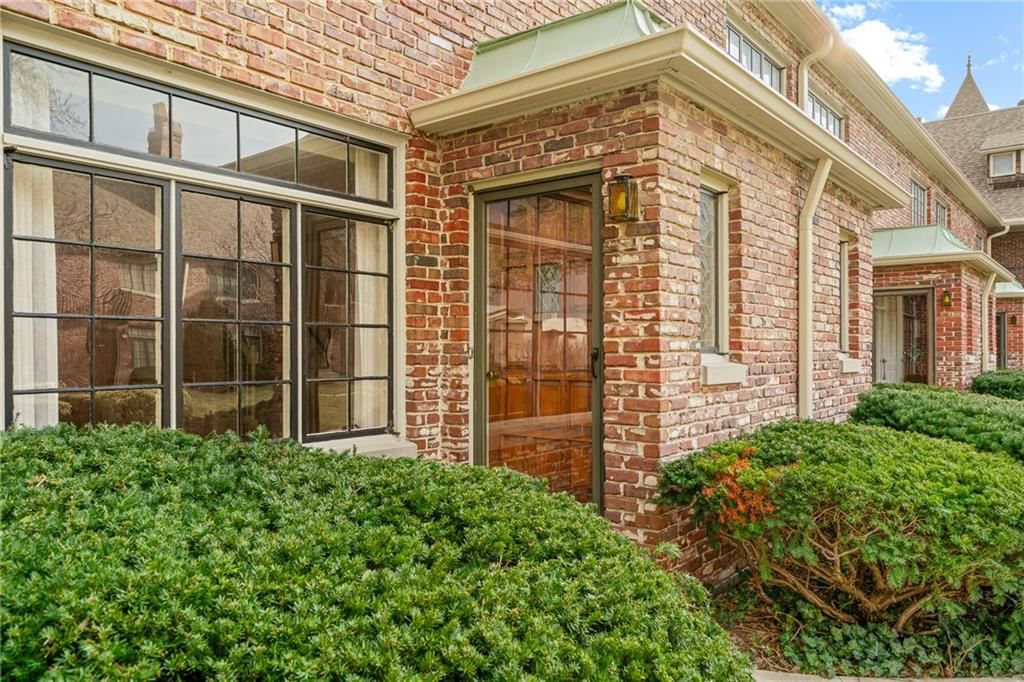 8373 Somerset Drive, Prairie Village, KS