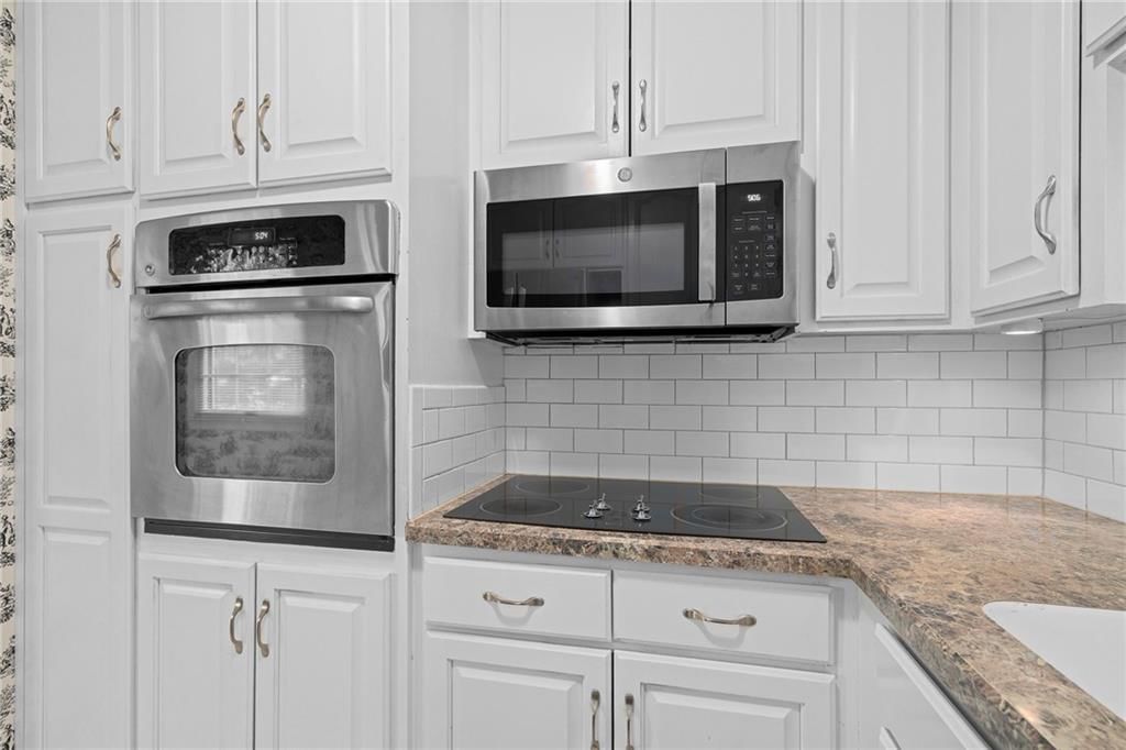 Photo 11 of 32 - 8373 Somerset Drive