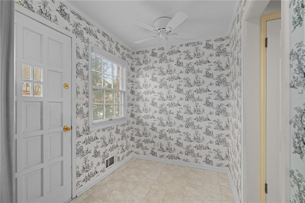 Photo 12 of 32 - 8373 Somerset Drive