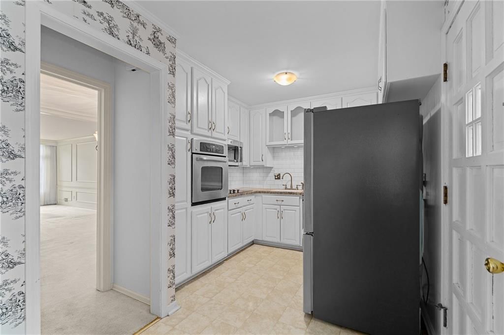 Photo 13 of 32 - 8373 Somerset Drive