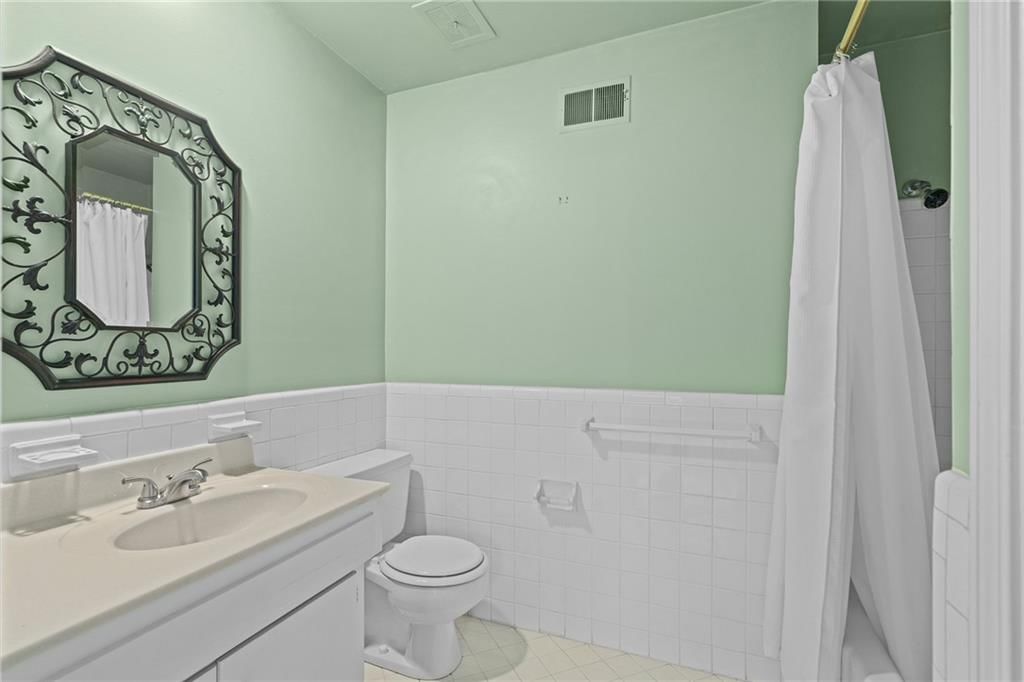 Photo 19 of 32 - 8373 Somerset Drive