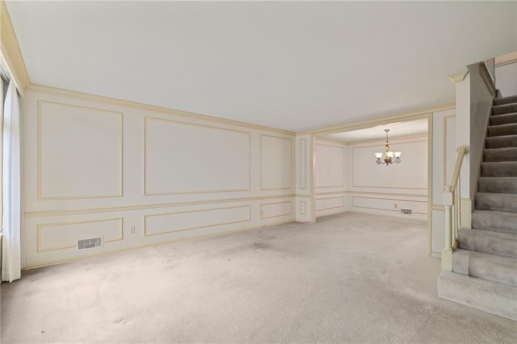 Photo 5 of 32 - 8373 Somerset Drive