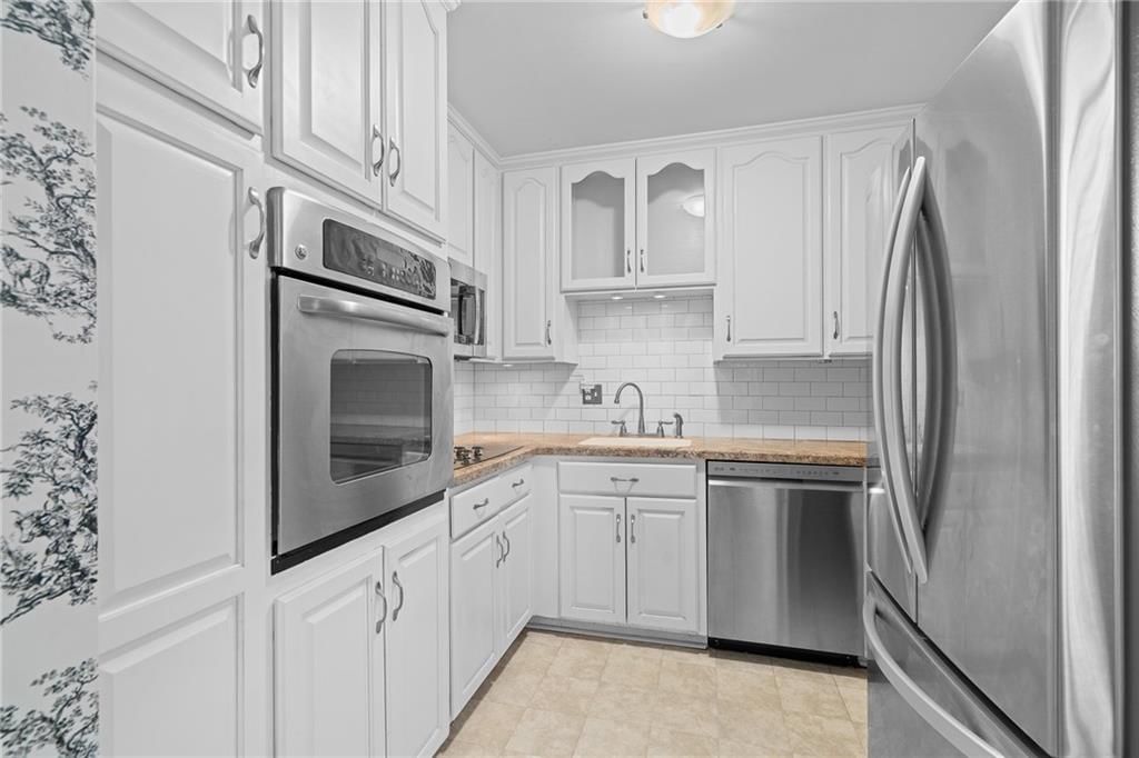 Photo 10 of 32 - 8373 Somerset Drive