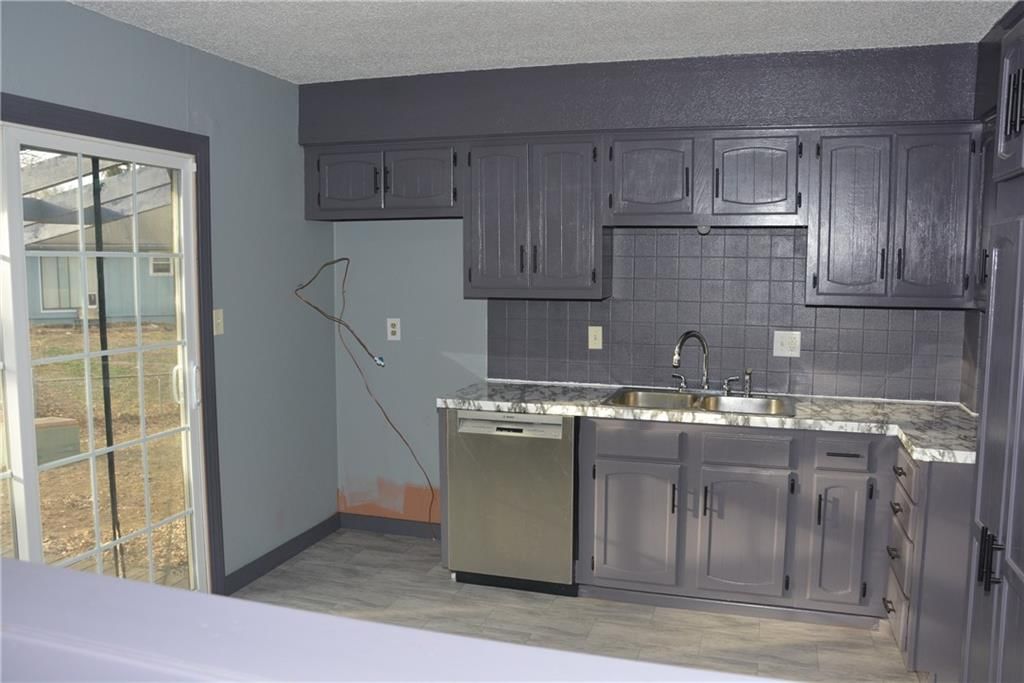 Photo 6 of 18 - 2944 Iva Court
