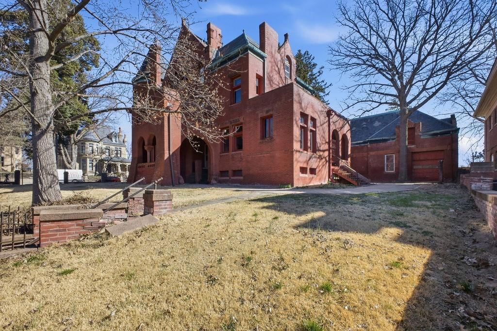 802 Hall Street — photo 1