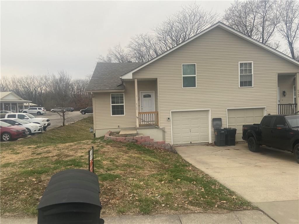 6900 Sobbie Road, Pleasant Valley, MO