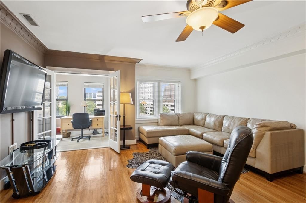 807 W 48th Street — photo 3