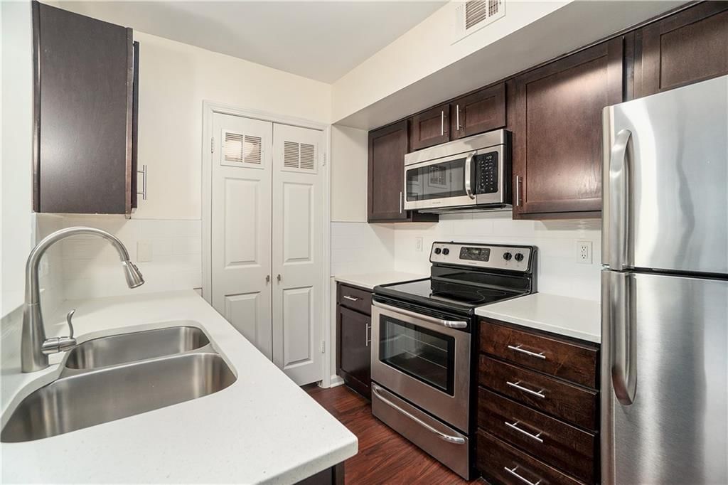 425 W 9th Street — photo 9