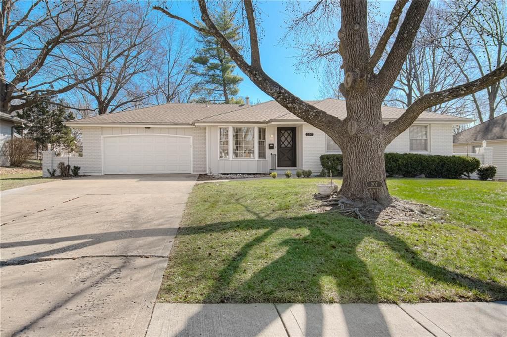 207 NW Woodbine Avenue, Lee's Summit, MO