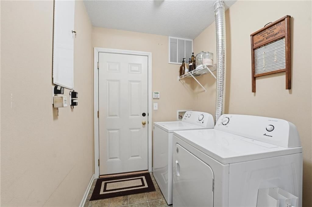 Photo 23 of 47 - 21050 W 118th Terrace