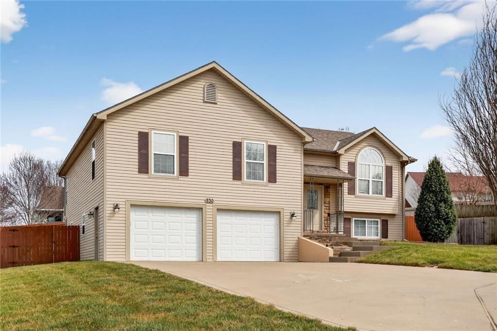 530 Holiday Court, Lansing, KS