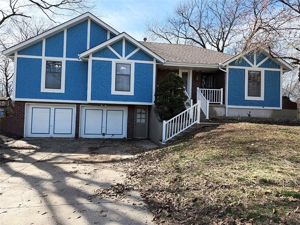1701 SW White Oak Lane, Blue Springs, MO