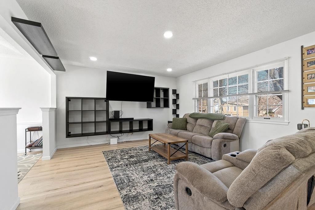 Photo 5 of 32 - 2225 E Taylor Drive