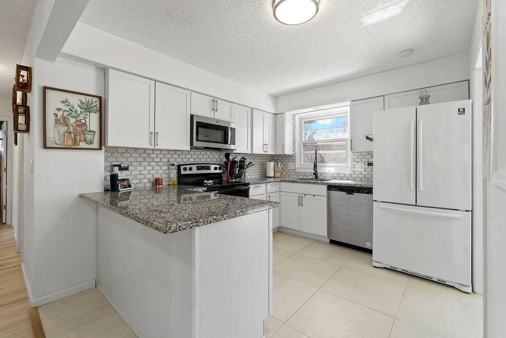 Photo 6 of 32 - 2225 E Taylor Drive