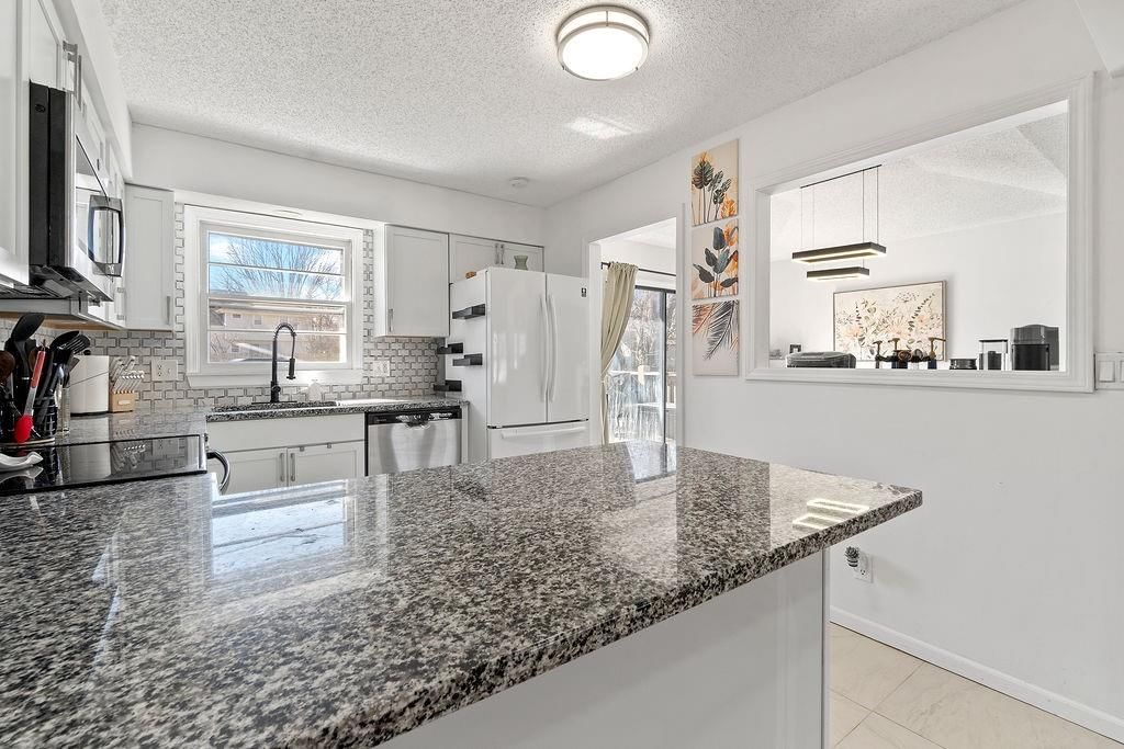 Photo 7 of 32 - 2225 E Taylor Drive