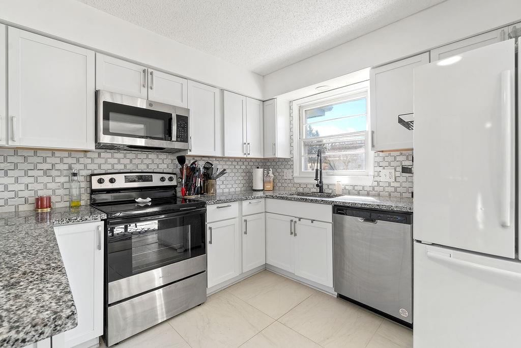 Photo 9 of 32 - 2225 E Taylor Drive