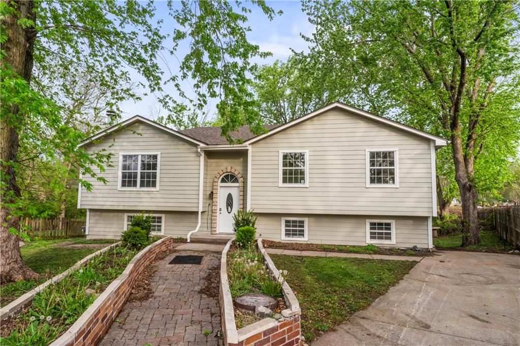 318 SE Bent Tree Drive, Blue Springs, MO