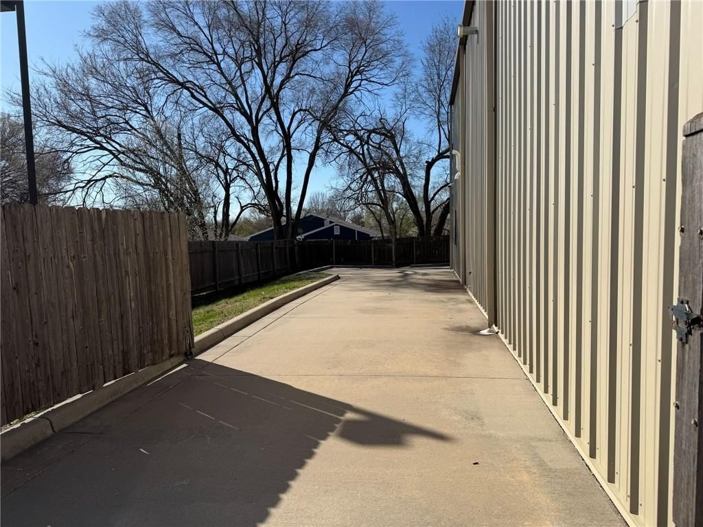 1221 E 25th Street — photo 3