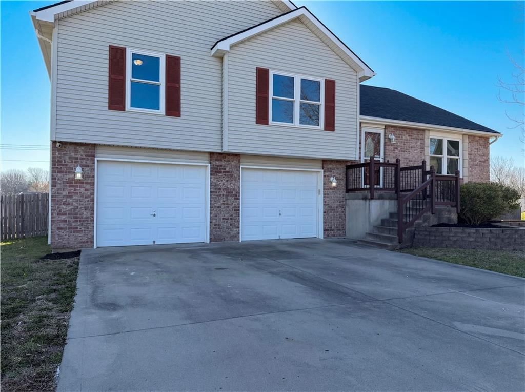709 Woodland Circle, Grain Valley, MO